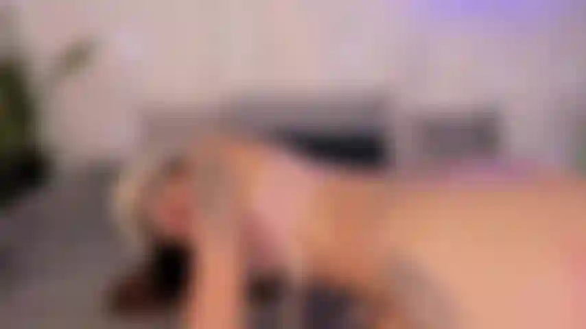 Garota elástica e gostosa masturba sua bucetinha apertada e molhada enquanto não tem ninguém em casa.