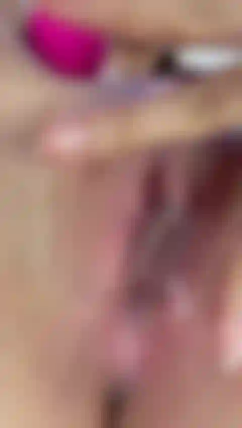 Chupando meu vibrador depois de foder com ele.