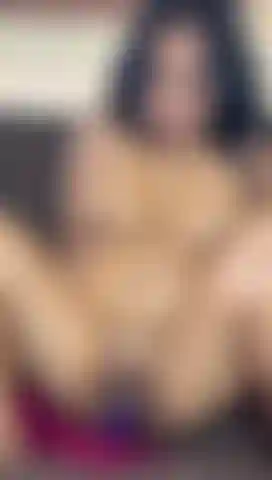 Coloco todos os meus brinquedos na minha buceta dura.