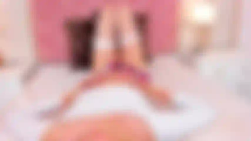 Esfregando meu clitóris antes de dormir.