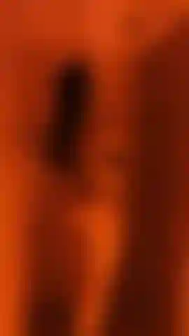 Chuveiro com luz vermelha.