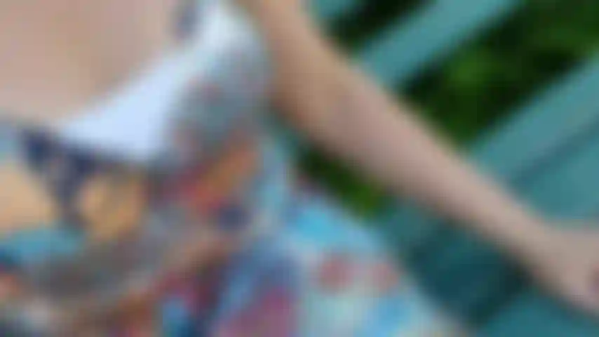 Muschi ao ar livre - nua em um parque público.