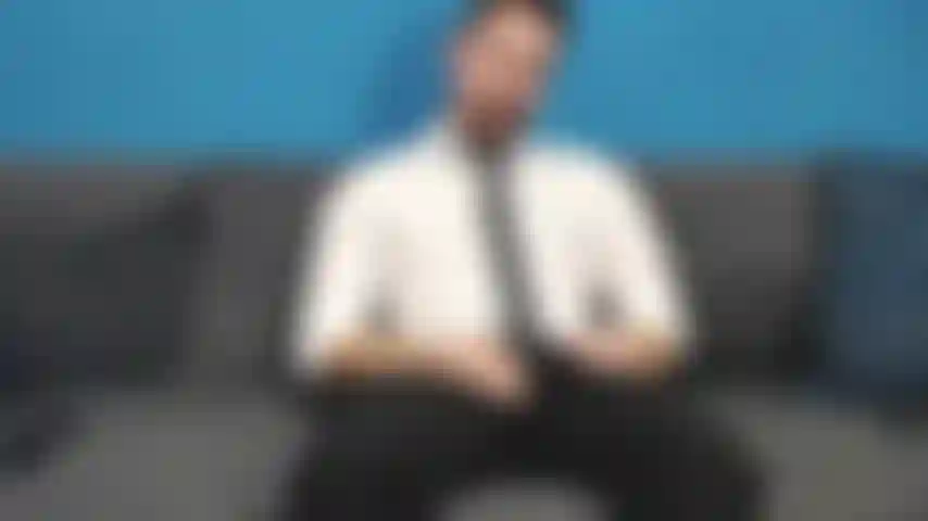 Buceta de homem exibida para o papai de terno.