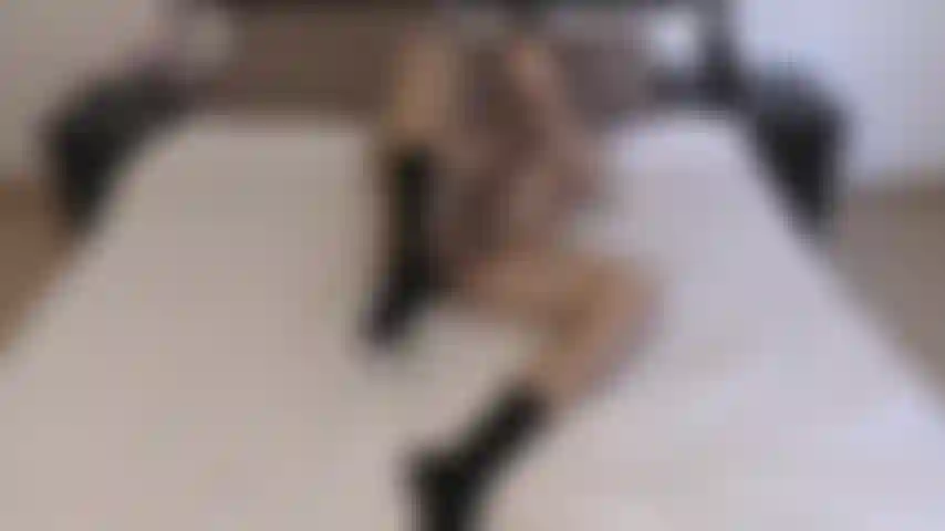 Meias pretas masturbam. Antonio empurrando seu pau na cama usando suas meias pretas.