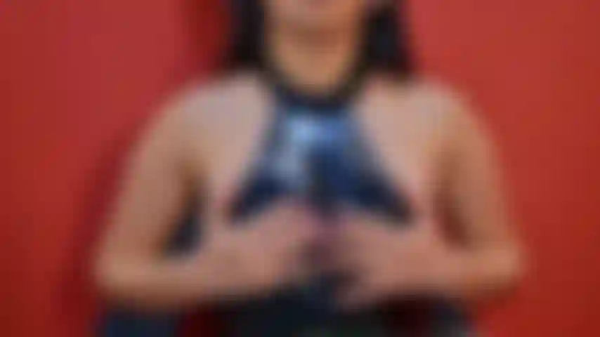 Brinque com meus seios perto de mim.