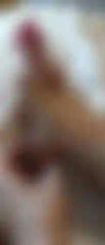 Entre no prazer - pés e brinquedos colidem.