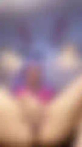 Quero foder minha buceta molhada para você.