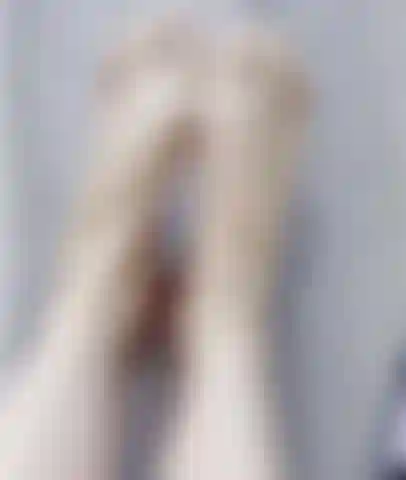 Massageando meus pés com hidratante. Sem esquecer entre os dedos dos pés!
