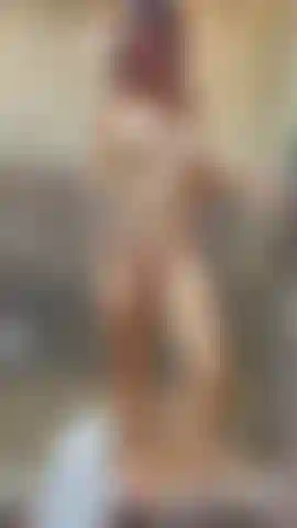 Brincando com minha bucetinha no banho molhado.