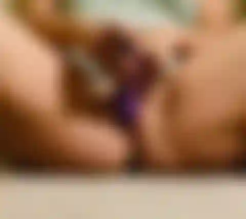 Orgasmo silencioso para não acordar minha colega de quarto hehe.