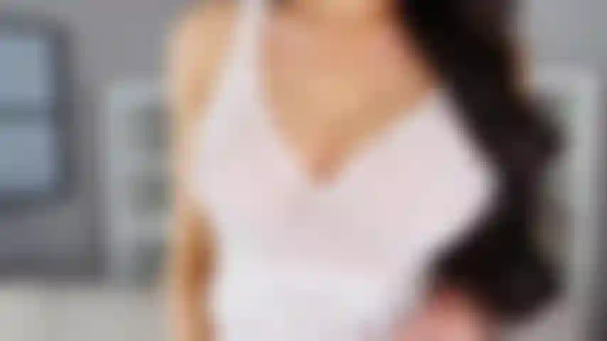 Tirando meu vestido branco sexy mostrando meus seios grandes.