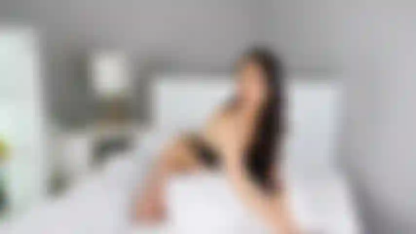 Ficando nua na cama mostrando meu corpo sexy.