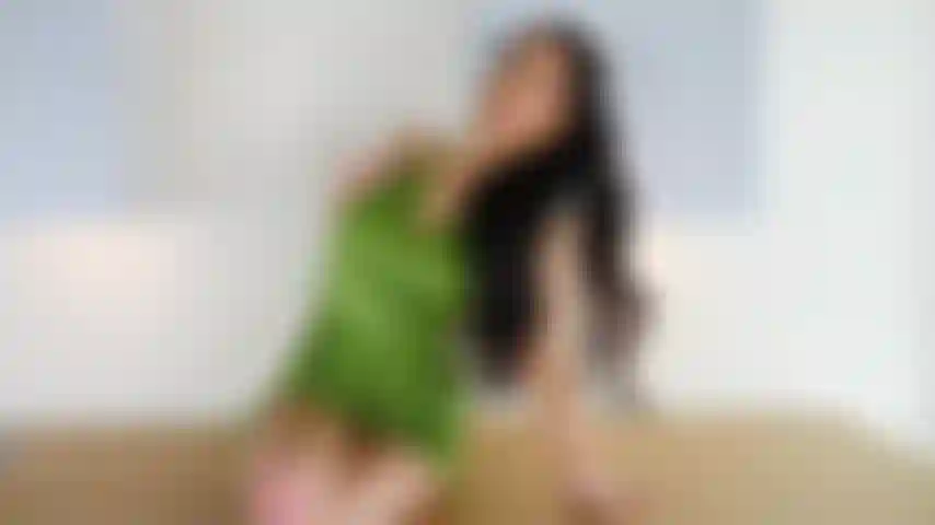 Tirando meu sexy vestido verde na cozinha.