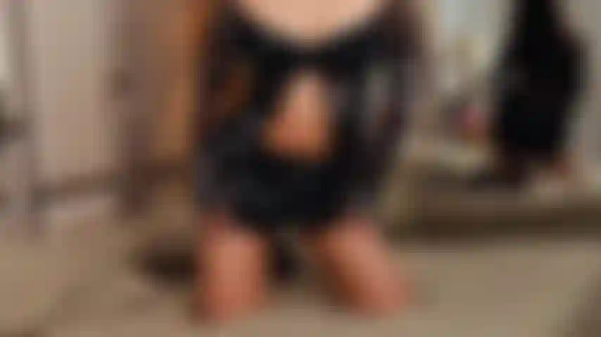 Esta menina travessa quer brincar—você está preparado para isso?