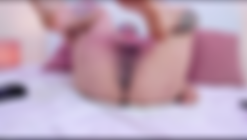 Abro minha buceta e gemo seu nome enquanto meus dedos fazem o resto.