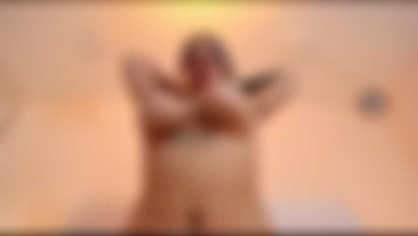 Olhe meus peitos em seu rosto enquanto eu entro em seu pau.