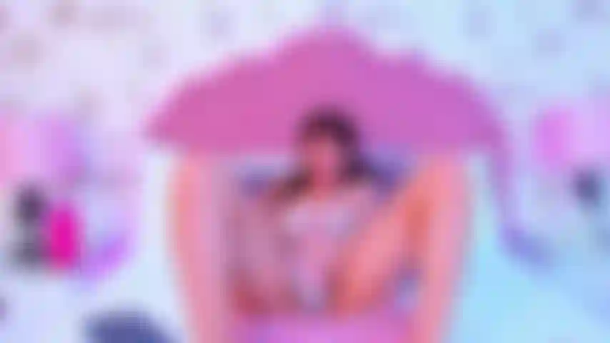 Meu brinquedo vibratório faz minhas pernas tremerem, aproveite minha bucetinha vibratória.