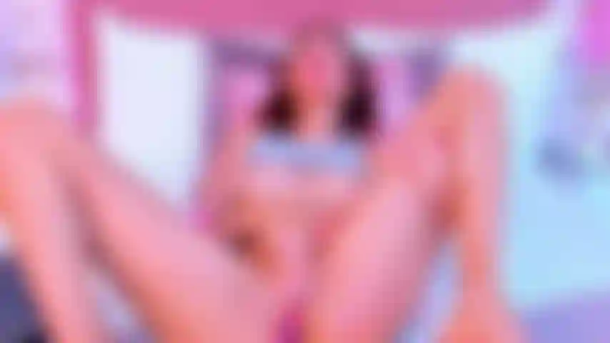 Me beije e curta minha bucetinha pegando fogo e esguichando.