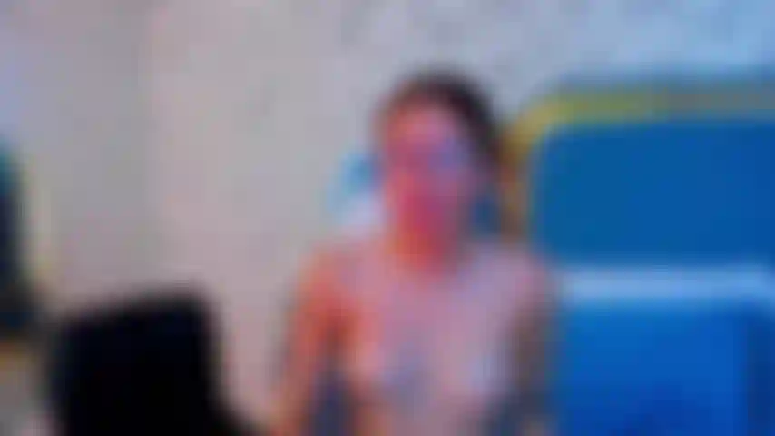 Meus peitos saltitantes e bucetinha gostosa são um convite que você não pode recusar.