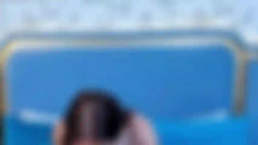 Gosto de uma foda enorme e da forma como suas vibrações me fazem gemer e gozar.