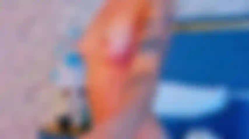 Minha bunda grande se move ao ritmo do seu pau, deixe minhas nádegas suculentas saltarem em cima do seu pau enquanto meus peitos gritam por suas lambidas.