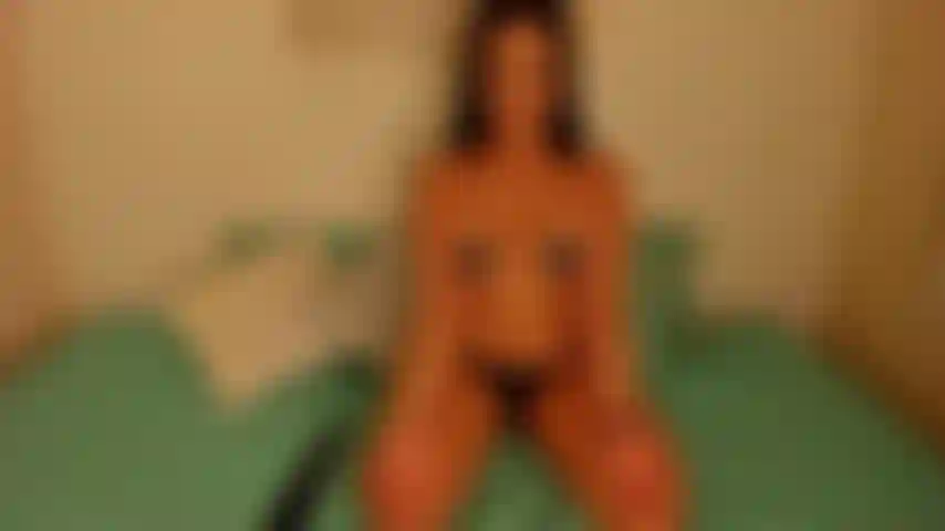 Dando palmadas na minha bunda grande e gostosa.