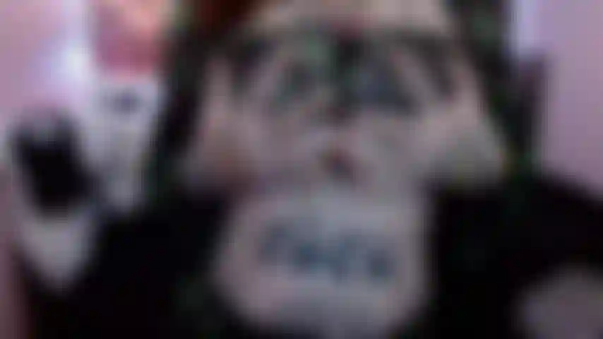 Máquina de foder novinha com bucetinha cremosa.