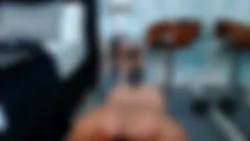 Uma garota nua, musculosa fazendo flexões.