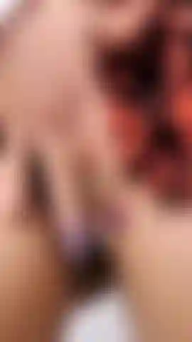 Gozando secretamente.