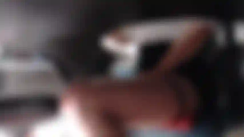 Dedilhando debaixo da mesa.