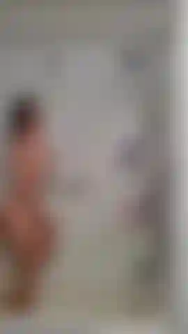 Venha tomar banho comigo, me ensaboar e me ver gozar forte para você com meu chuveiro destacável! Muita bunda, peitos, e eu toda molhadinha!