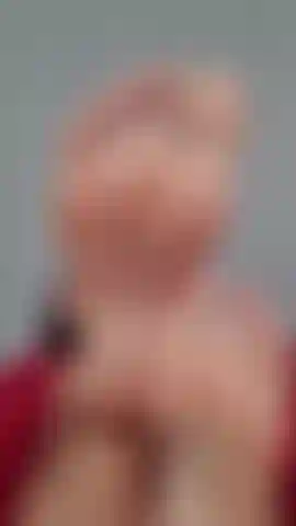 Para todos os meus amantes de fetiche por pés!! Não nua. Dedos dos pés e solas bem próximos, lambendo e beijando os dedos dos pés, implorando por esperma em cima deles. Balançando a bunda com as solas à vista.