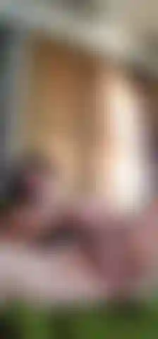 Me fodendo e mostrando o quanto a buceta se estende sobre um vibrador grosso de 25 centímetros.