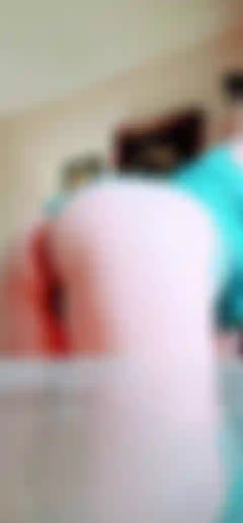 Mexendo em câmera lenta com pés / dedos dos pés próximos.