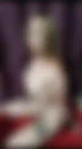 Agentsexyhot com seios vestidos e mãos livres, fumando.