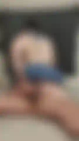 Anal estilo cowgirl, tranças em rabos de cavalo, minissaia xadrez e uma gozada enorme.