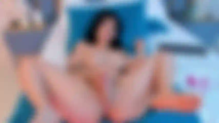 Este vídeo é só para os mais ousados... Você me vê me tocando lentamente, acariciando cada centímetro da minha pele. Meus dedos viajam pelos meus seios, descendo mais e mais, até que eu não posso mais... O jeito que eu me movo, como eu toco, tudo é para perder o controle. Você vai.