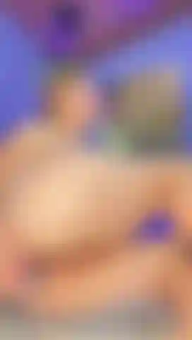 Um vibrador de vidro na minha bunda... Ah sim.