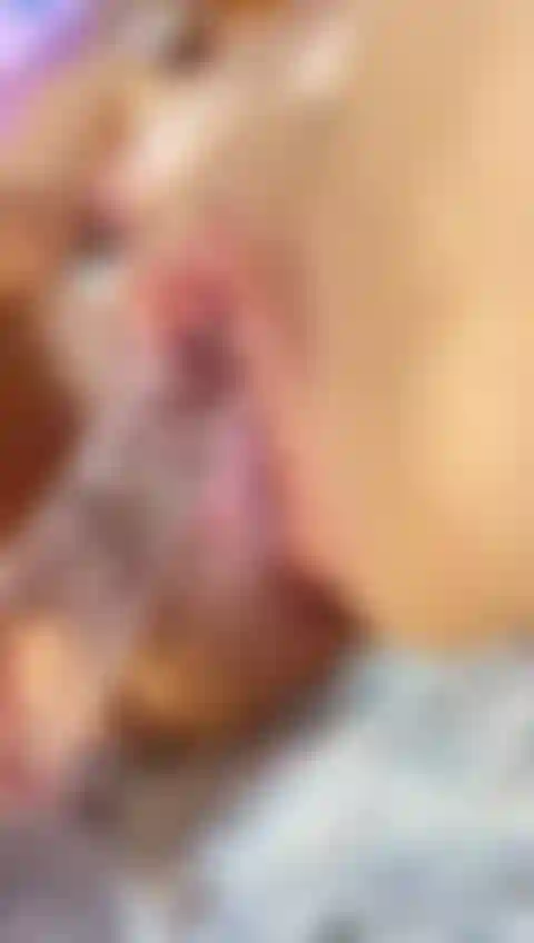 Foda-se minha bucetinha rosada e molhada.