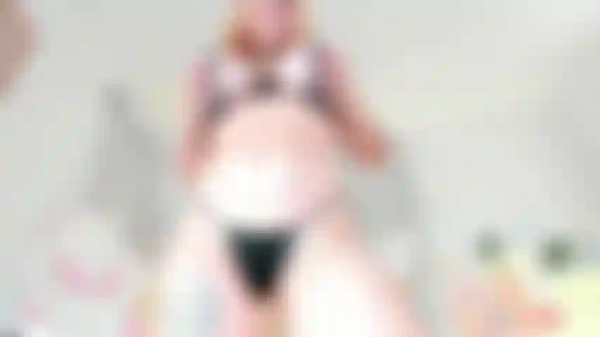 Lubrificando minha bunda gorda.