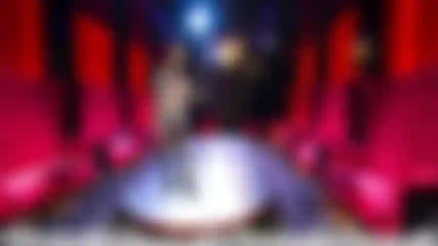 Fantasia de stripper! O dono do clube convida você para assistir sua dançarina favorita na suíte dos grandes apostadores. Ela te convida para a sala vip depois de dançar e provocar você. Você sente os lábios dela em todo o seu pau.