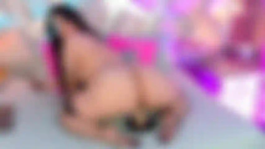 Cavalgo um dildo de quatro — quicando minha bunda enorme.