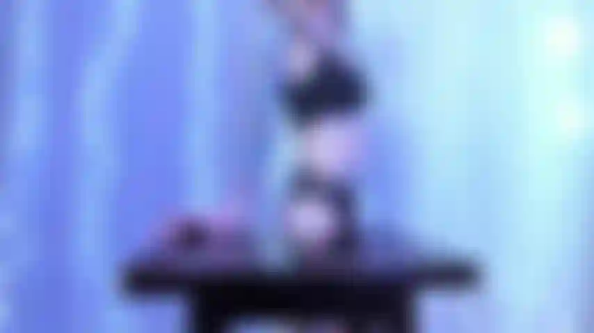 Pulando em uma cadeira - fetiche de bunda.