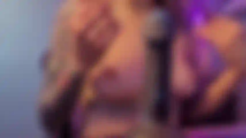 Masturbação de topless de astrid.