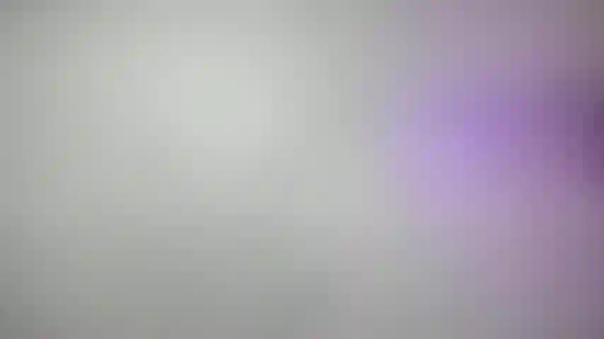 Striptease de lingerie de renda branca.