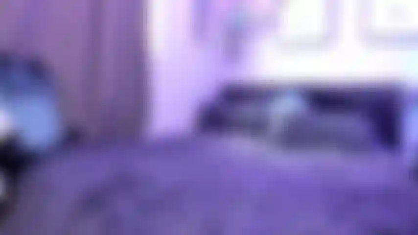 Sexy petite pé descalço provoca e brinca.