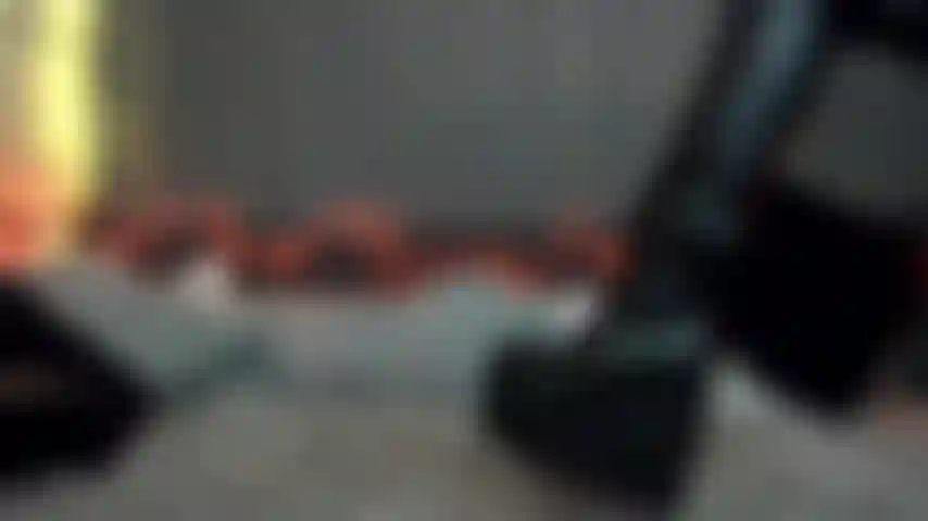 Deusa vestida de couro em botas de plataforma.