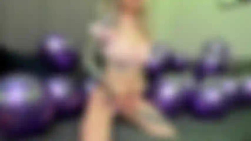 Lindo strip-tease de balão roxo.