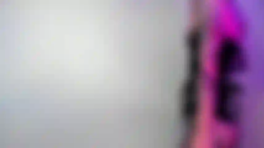Chastity segurando a chave com a deusa astrid.