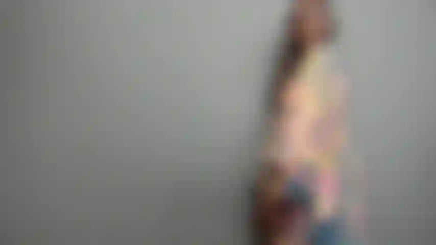 Tatuagem nua de strip-tease com roupão brilhante.